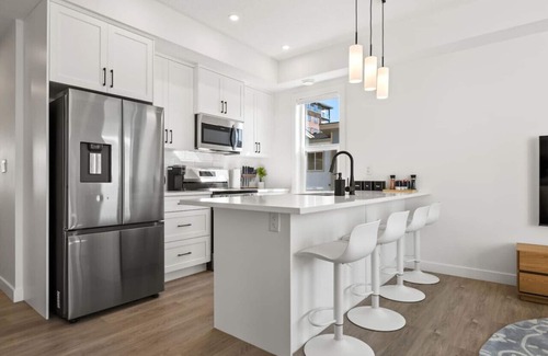 Springbank Hill House | No Cleaning Fee » King Bed » Garage » Sleep 6