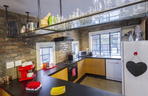 Victoria and Alfred Waterfront Apartment | No load shedding! 5 Star loft - private patio - Wi-Fi 40Mbps - Pool