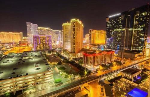 Las Vegas House | No Resort Fee Strip View Suite+ Free Valet + Pool