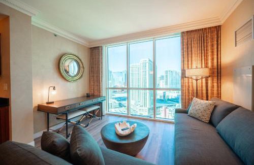 Las Vegas House | No Resort Fee Strip View Suite+ Free Valet + Pool