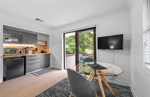 Brisbane Apartment | Noble House ~ 2 Bed/1Bath/1 Car ~ Parklands + Transport