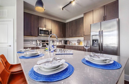 Villa Heights Apartment | NoDa 2Bdr w/2 King beds| Free Parking| Fast-Wi-Fi| Smart TVs| Balcony