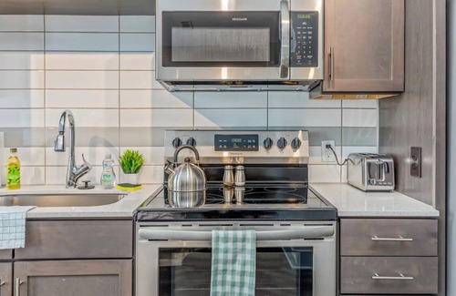 Villa Heights Apartment | ⭐️NoDa King Bed | ⭐️2 Smart TVs | 5mins to Uptown⭐️