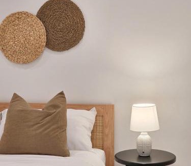 Burwood Apartment | Nomadic 2 bedroom Apt in Burwood near everything