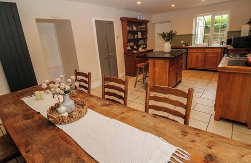 Tenby Cottage | NORCHARD FARM HOUSE, pet friendly, with hot tub in St Florence