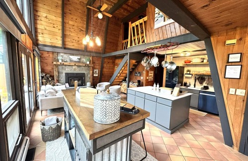 West Dover House | Nordic Chalet- Min to Mt Snow and Haystack. Hot tub, Sauna, Pond