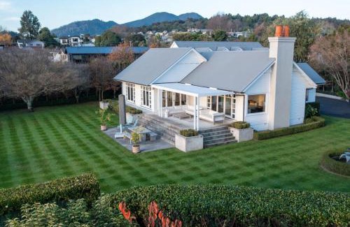 Waipahihi House | Norfolk House, Luxury Villa With Spa and Lake Views