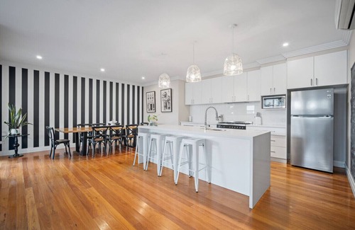 Turvey Park House | Norman's Rest - modern 5-bedroom home in Wagga