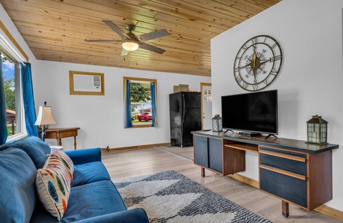 Lexington Cabin | North Bound 25 - Family Compound With 5 Cottages!
