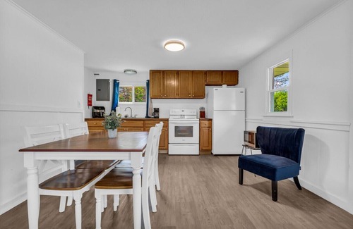 Lexington Cabin | North Bound 25 - Family Compound With 5 Cottages!