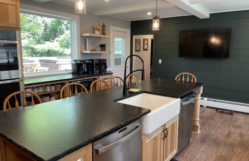 North Conway House | North Conway! Mins to 3 Ski Resorts Sleeps 22 with 9 bedrooms & outdoor Hot Tub!