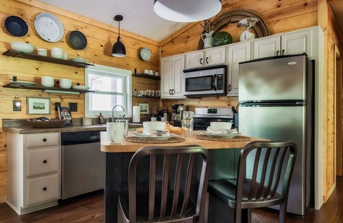 Wiley House | North GA, Timpson Cove Cottage. Just a few hundred yards to Lake Burton.