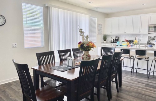 Sylmar House | North LA Spacious/Family-Friendly New Home with 5 Bedrooms, 3 Baths, 6 Beds