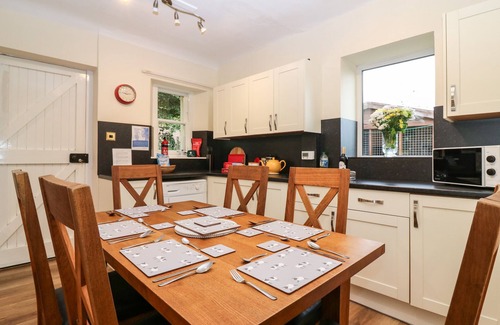 Kirriemuir Cottage | NORTH LODGE, family friendly, with open fire in Kirriemuir
