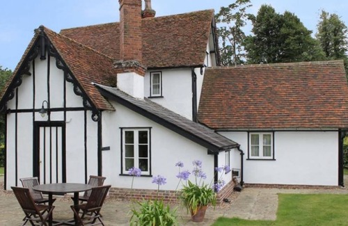 Braintree Cottage | North Lodge historic self-catering detached cottage with garden, parking & pets