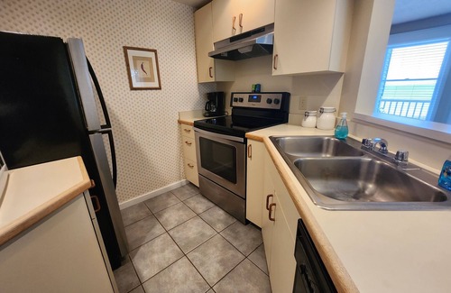 Traverse City Condo | North Shore Inn Traverse City - Unit 209