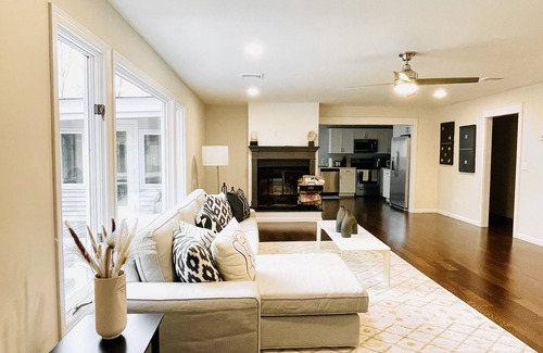 Sparrow Bush House | North Star Ranch in the Woods. Secluded, fast wifi, hot tub & many amenities.