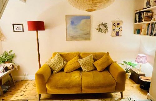 Deal House | Northdene Cottage - cosy old fisherman's cottage two mins from sea - free parking - wood burning stove - roll top bath - dog friendly