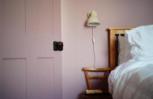Deal House | Northdene Cottage - cosy old fisherman's cottage two mins from sea - free parking - wood burning stove - roll top bath - dog friendly
