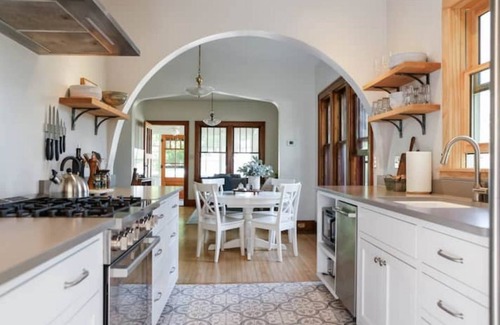 Elberta House | Northern Arches - 4 season home 5 min to beach & Frankfort