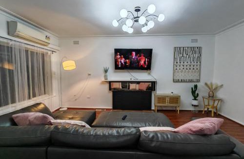 Campbellfield Apartment | Northern Home-Close to Airport, Walk to Train