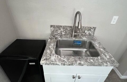 Tucson House | Northwest 1BR Jr. Suite with Laundry and Parking