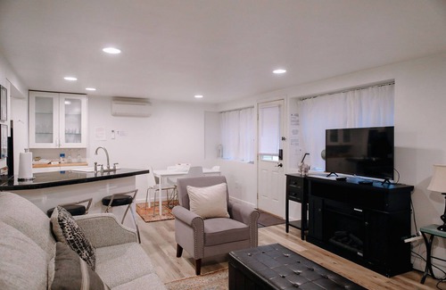 Uptown Apartment | Northwest Nob Hill 97 walk score! Free Parking! 600 sq.ft.