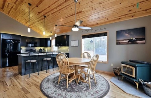 Danbury House | Northwoods Retreat- UTV/Snowmobilers paradise! Enjoy Voyager Village amenities!