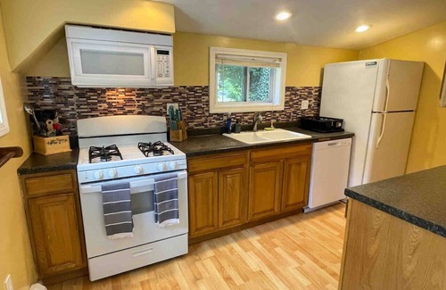Georgetown House | Nothing Fancy Older Pet Friendly Home – near I-95