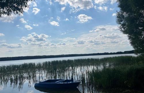 Rybno Villa | Nowoczesny dom nad jeziorem Zarybinek-Mazury Rybno, z własnym dostępem do linii brzegowej oraz łódką