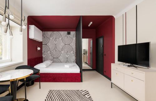 Muranow Apartment | Nowolipki Deluxe Red Studio