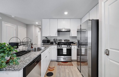 Southside House | Nr Missions Park Hot Tub Getaway | Yard Games BBQ
