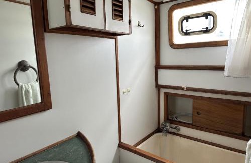 La Celle-sous-Gouzon Boat Rental | Nuit de quiétude sur L'eau