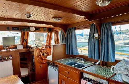 La Celle-sous-Gouzon Boat Rental | Nuit de quiétude sur L'eau
