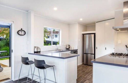 Taupo House | Nukuhau Views- Great Lake Views, with Linen & Wi-Fi