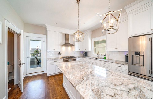 Avalon House | Number 1 Beach House 25th Street - park and walk perfect location!