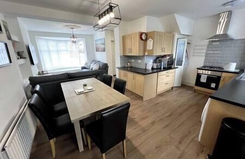 Newcastle-upon-Tyne House | Numero Venti Aparthouse*wi fi* parking* Hot Tub