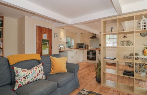 Honiton Cottage | NUTHATCH, pet friendly, with hot tub in Honiton