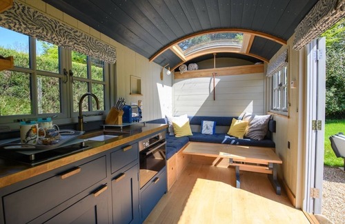 Raymonds Hill Cabin | Nutkins, luxury shepherd hut, own hot tub, en-suite, meadow, close to Lyme Regis