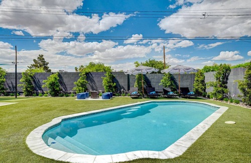 Spanish Oaks House | NV3408 · Close to the Strip! Heated Pool, Game Room