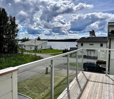 Dvarsatt Villa | Nybyggd villa med sjönära läge