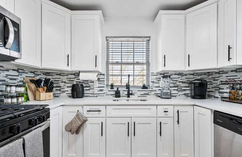 Constable Hook Apartment | NYC 20min | Sleeps 10 | Free Parking | Patio