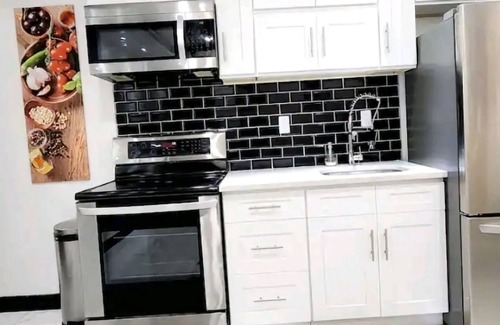 East New York Apartment | 🗽NYC-BROOKLYN | LUXURIOUS APT | 🌴 BACKYARD |