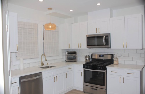 New Rochelle Apartment | NYC NewRo Escape 3 Bdrm walk to train w/parking WiFi, AC