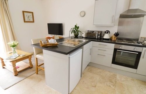 Daventry Cottage | OAK BARN, pet friendly, with a garden in Catesby