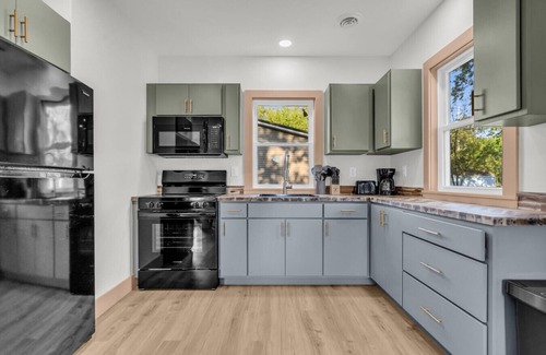 North Lakeport House | Oak & Clay Haven – Walk to Bar & Beach!
