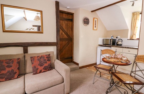 Llanidloes Cottage | OAK COTTAGE, character holiday cottage, with a garden in Llanidloes