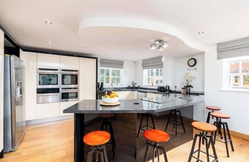 Knowle Sands House | Oak Cottage, Games Room, Dog Friendly Sleep 16 NEC
