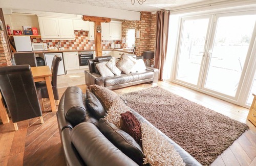 Goxhill Cottage | OAK COTTAGE, pet friendly, with hot tub in Barrow-Upon-Humber
