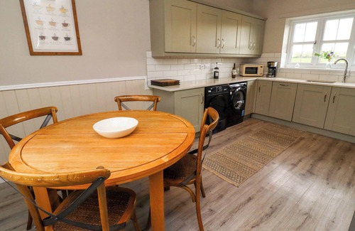 Belford Cottage | OAK COTTAGE, pet friendly, character holiday cottage in Warenford